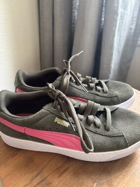 Puma grey Suede Sneakers with Pink Stripe